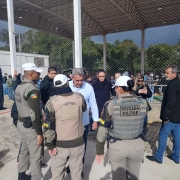 Imagem de policiais militares cumprimentando o prefeito de porto alegre na inauguração da praça da cidadania