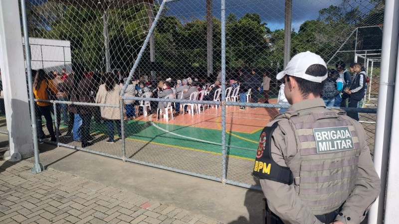 policial militar observando a inauguração da praça da cidadania (6)