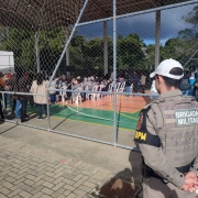 policial militar observando a inauguração da praça da cidadania (6)