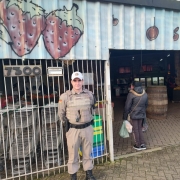 Policial Militar da Base comunitária 19º BPM em frente ao comercio local