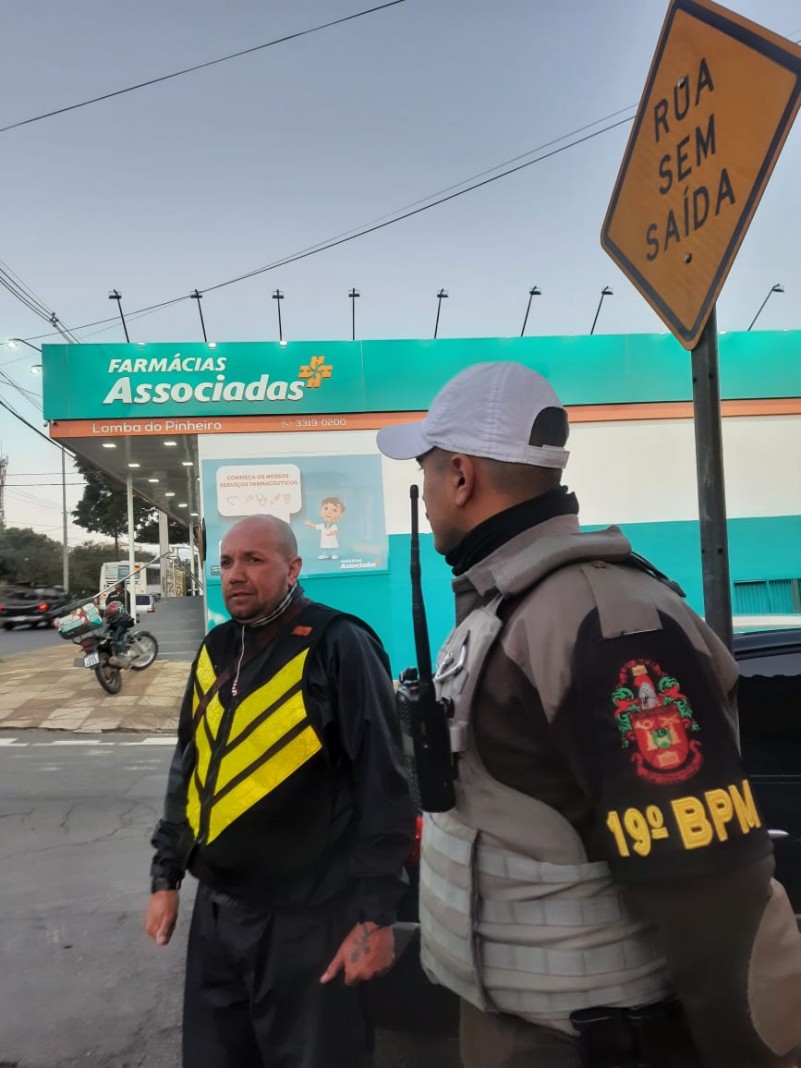 Policial Militar da Base comunitária 19º BPM em frente ao comercio local