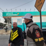Policial Militar da Base comunitária 19º BPM em frente ao comercio local