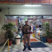 Policial Militar da Base comunitária 19º BPM em frente ao comercio local