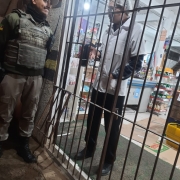 Policial Militar da Base comunitária 19º BPM em frente ao comercio local