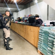 Policial Militar da Base comunitária 19º BPM em frente ao comercio local