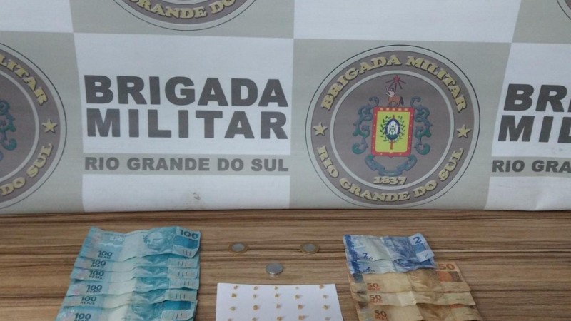 Drogas e dinheiro apreendidos