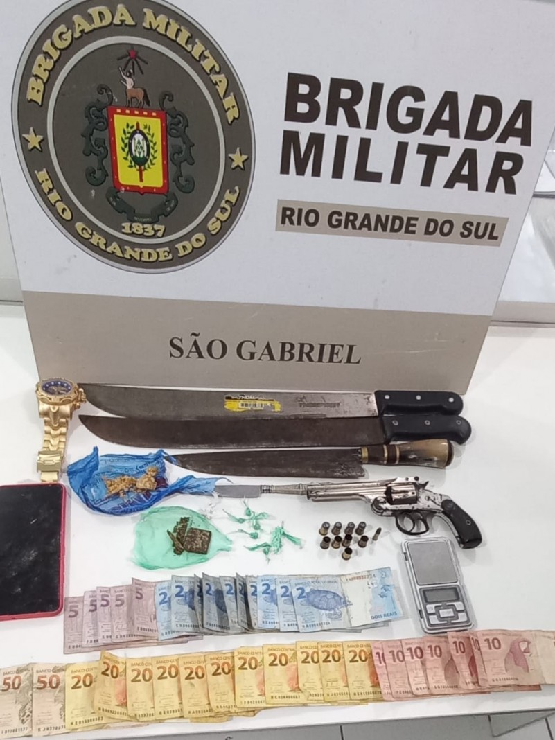 Drogas, dinheiro, balança de precisão, facões