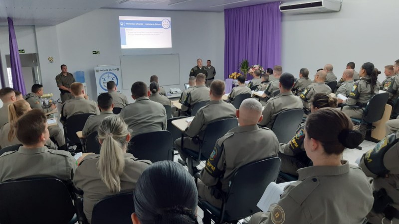 vários militares recebendo instrução em sala de aula