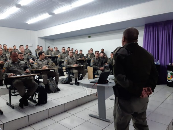 vários militares recebendo instrução