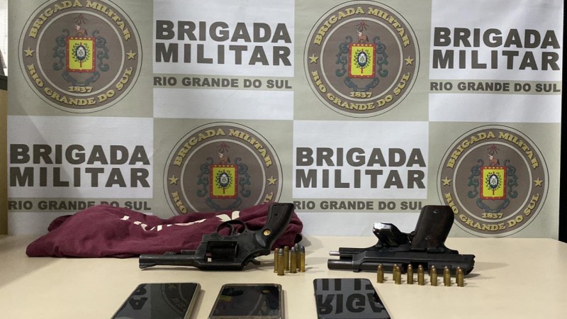 duas armas de fogo, munições e três celulares