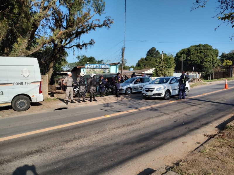 Imagem de Policiais Militares e agentes da EPTC realizando Fiscalização de trânsito na Lomba do Pinheiro