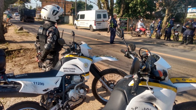 Imagem de Policiais Militares e agentes da EPTC realizando Fiscalização de trânsito na Lomba do Pinheiro