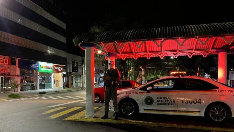 viatura e militar em ponto base