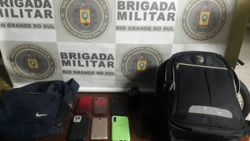 Foram apreendidos 06 telefones celulares e duas mochilas com diversas pe&ccedil;as de roupas.