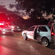 policias fiscalizando veiculo