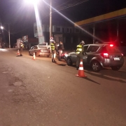 policiais abordando veículos