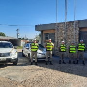 policiais em frente ao quartel