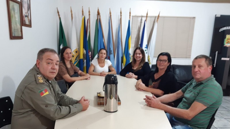 reunião políticos e militar sentados em volta da mesa