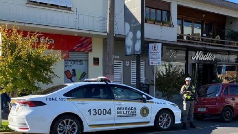 viatura e policial parados na via pública