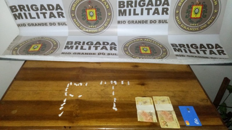 porções de droga e dinheiro