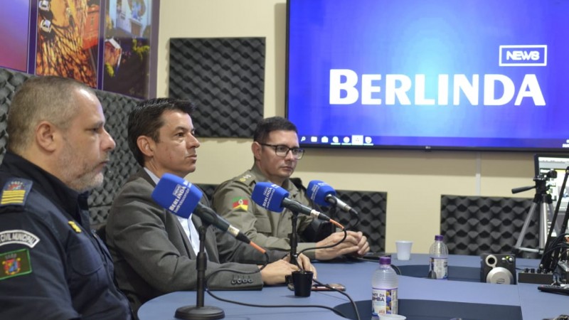 Autoridades de segurança em uma entrevista.