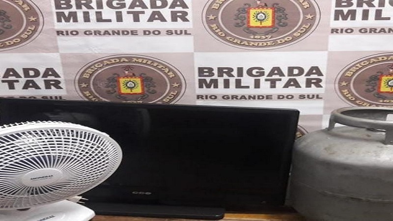 ventilador, tv e botij&atilde;o