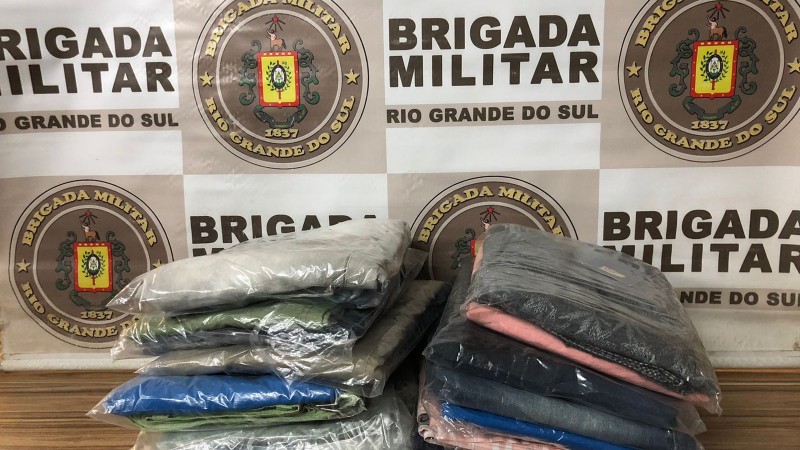 várias peças de roupa