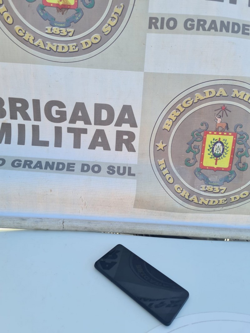 Com a mulher de 31 anos foi localizado o telefone celular que havia sido subtraído.