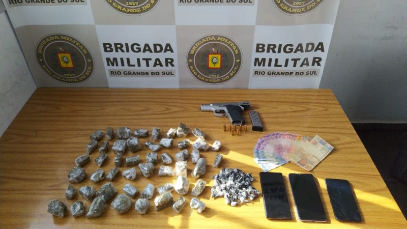 Materiais apreendidos em prisão por tráfico de entorpecentes em Canoas