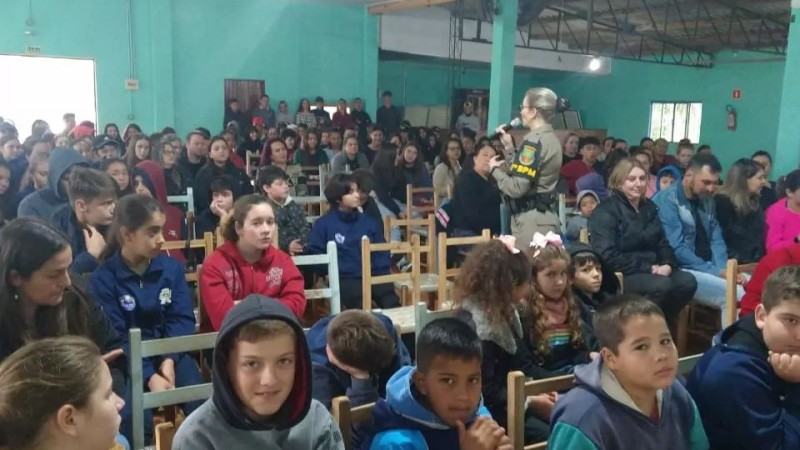 Brigada Militar participa de conversa sobre preven&ccedil;&atilde;o aos crimes de abuso e explora&ccedil;&atilde;o sexual infantil na cidade de Braga