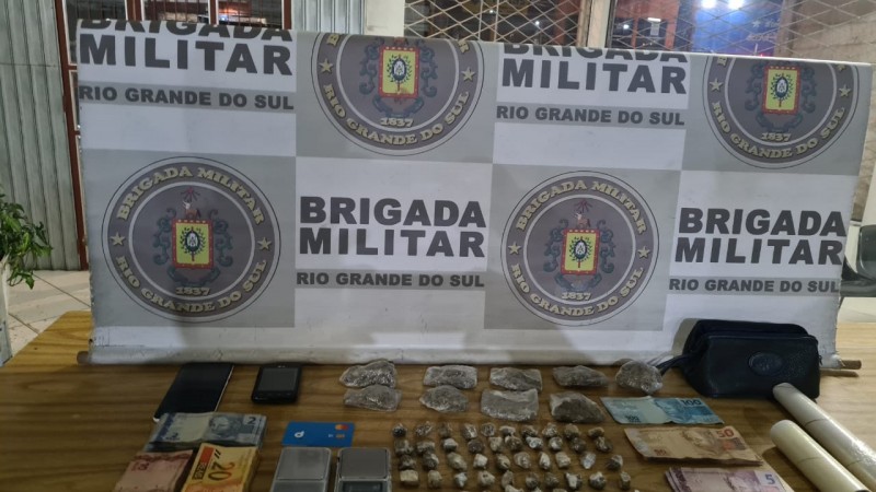 Com eles foram apreendidas 59 porções de maconha, a quantia de R$ 1.292,00, além de outros materiais.