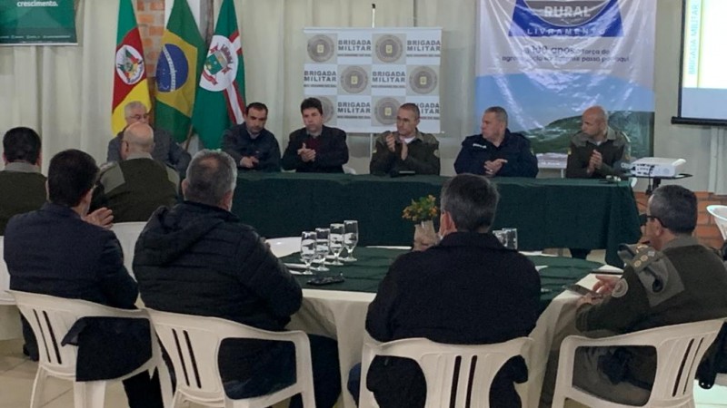 autoridades sentadas a mesa