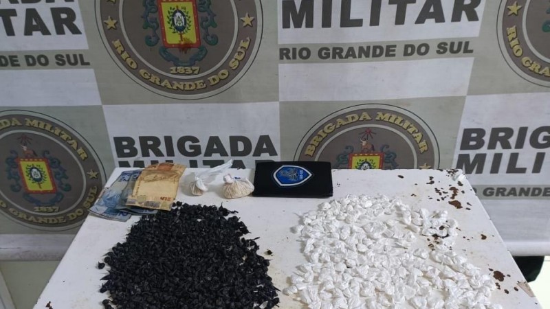 Com o homem, de 34 anos, foram localizadas 894 pedras de crack, 196 por&ccedil;&otilde;es de coca&iacute;na e a quantia de R$ 60,00. 