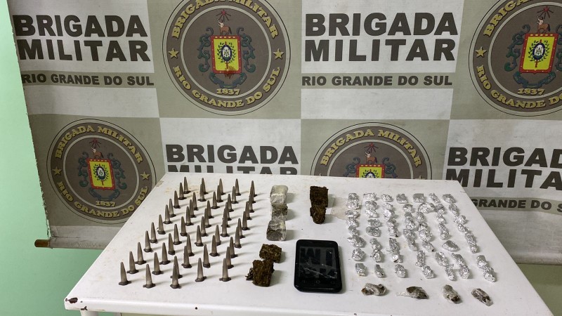 Com o homem foram localizadas, no interior de uma sacola, 67 por&ccedil;&otilde;es de maconha e 53 pinos de coca&iacute;na. 