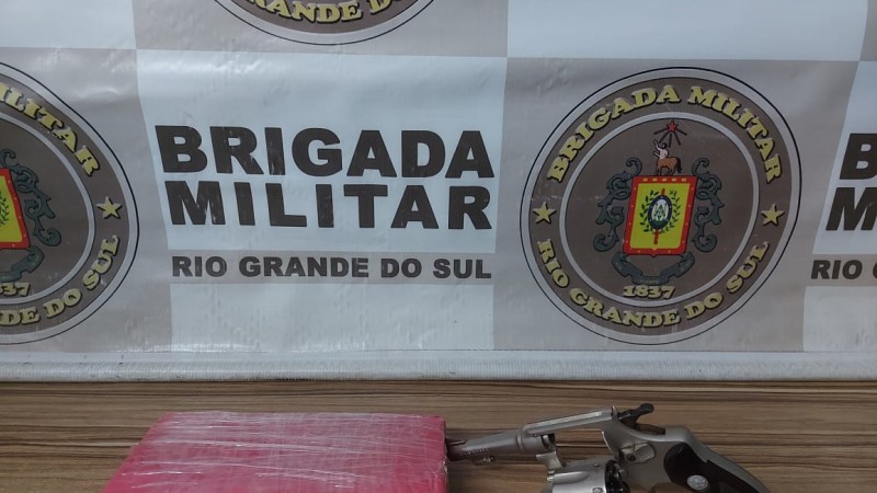 tijolo de cocaína e revólver