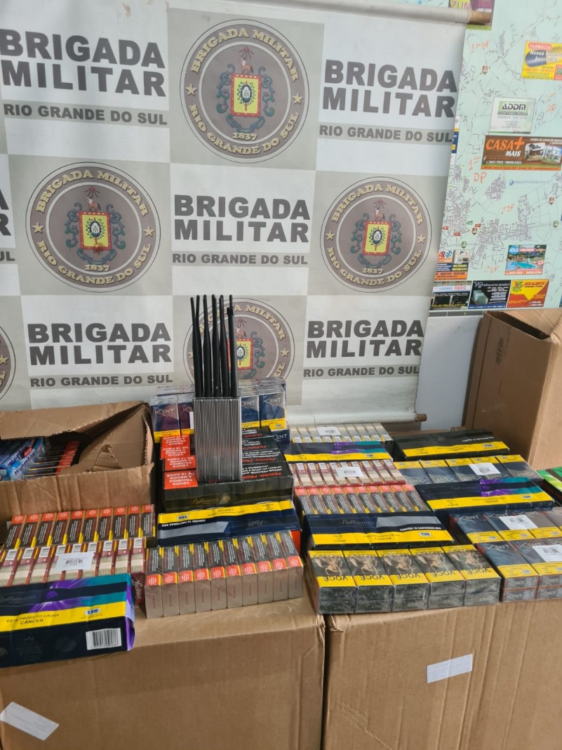 No interior do ve&iacute;culo foram localizadas 34 caixas de cigarros, al&eacute;m de um bloqueador de sinal.