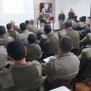 militares sentados