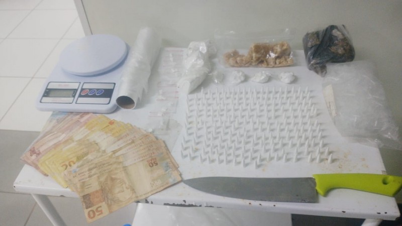 Ainda, em consulta aos sistemas informatizados, constatou-se que o homem possu&iacute;a um mandado de pris&atilde;o em seu desfavor.