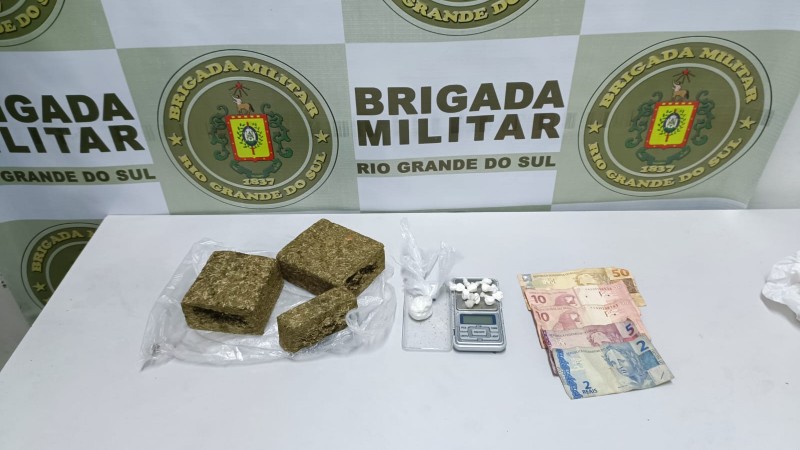 Com eles foram localizadas 09 por&ccedil;&otilde;es de coca&iacute;na, duas por&ccedil;&otilde;es de maconha e a quantia de R$ 77,00 reais. 