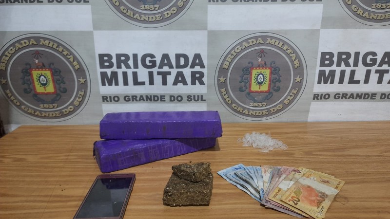 Com os homens foram apreendidos 1,5 kg de maconha, embalagens pl&aacute;sticas do tipo "eppendorf" e a quantia de R$ 240,00.