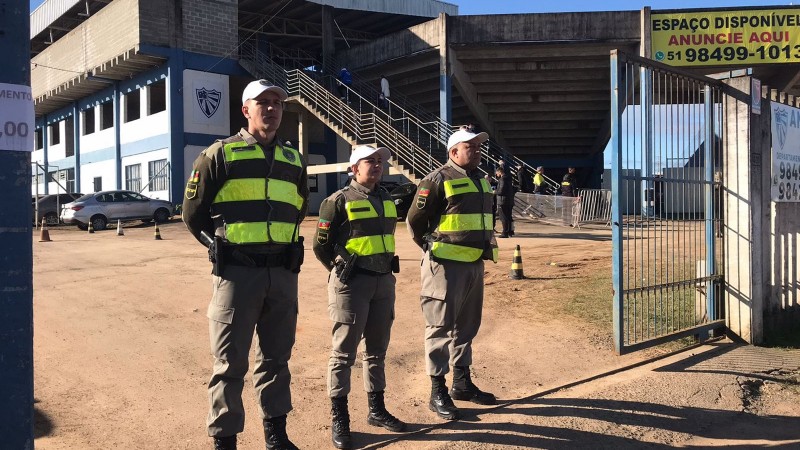 Os Alunos-sargentos tamb&eacute;m refor&ccedil;aram a seguran&ccedil;a durante a partida entre Cruzeiro X Gl&oacute;ria.