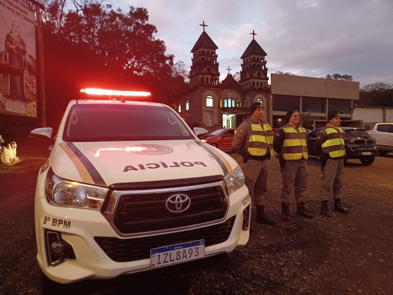 Três PMs com viatura em ponto de visibilidade