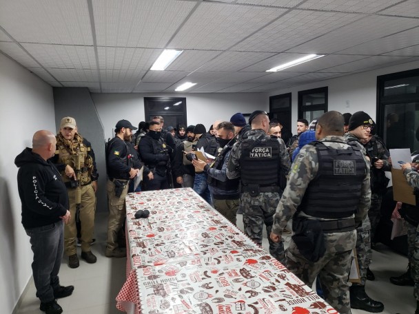 Policiais militares e civis reunidos, preparando-se para cumprimento de mandados