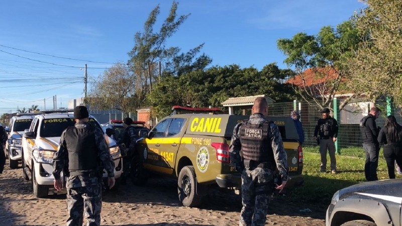 BM e PC em um dos locais de cumprimento de mandado