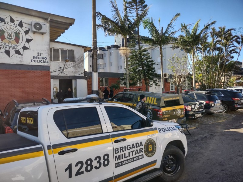 BM em frente à DP de Tramandaí para onde foram levados presos e apreensões