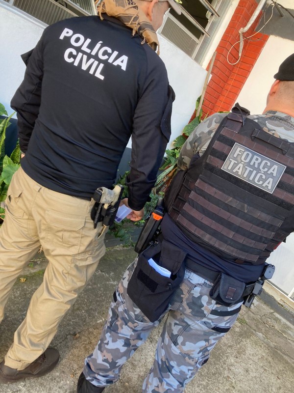 Policial civil (esquerda) e brigadiano (direita)