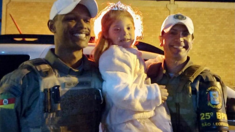 Menina é surpreendida pela BM de São Leopoldo em festa de aniversário (2)