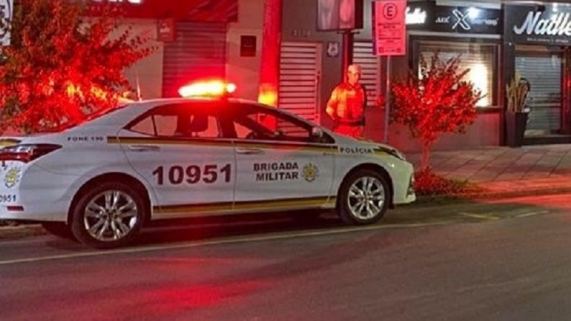 viatura e policial parados