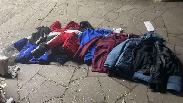 várias roupas de inverno na calçada