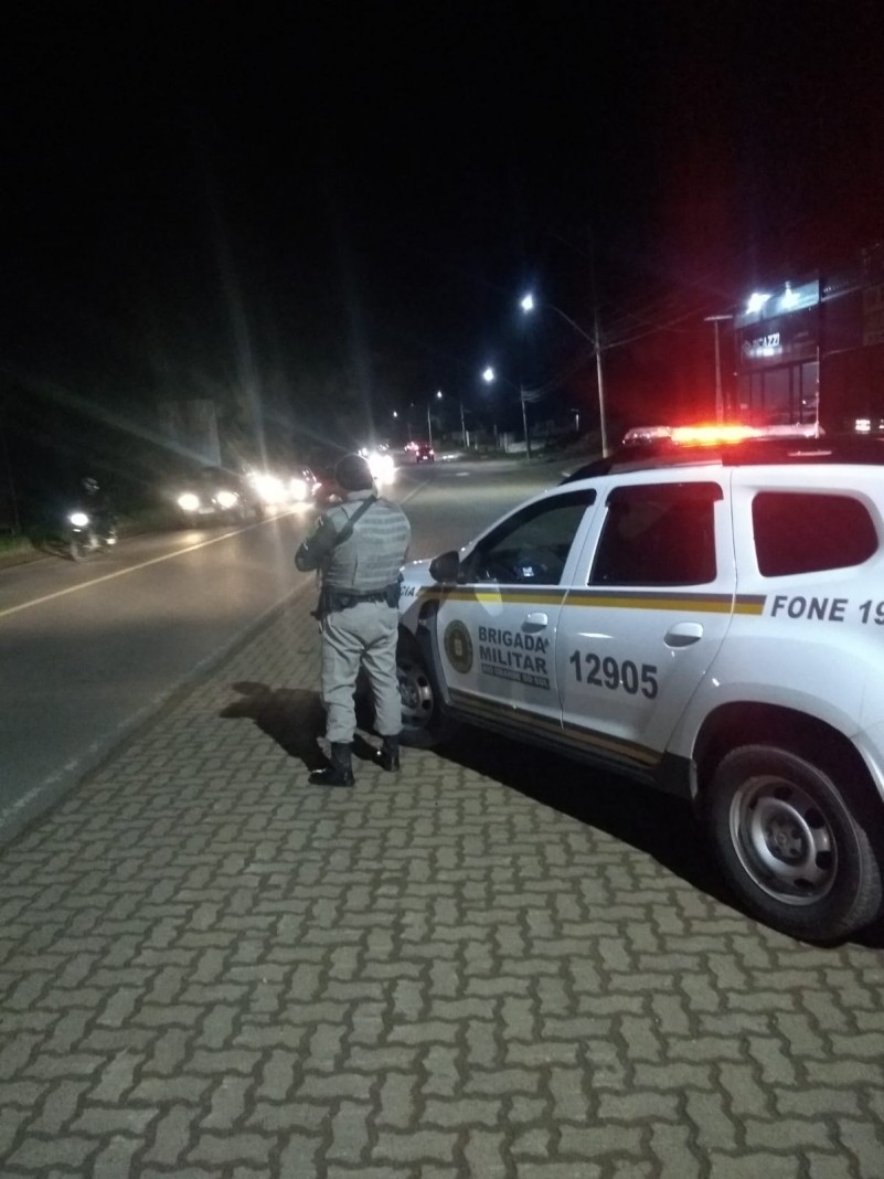 viatura e policial parados